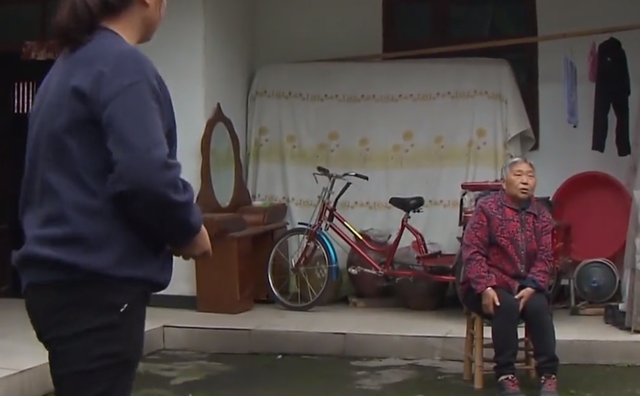 大门 51岁母亲不顾儿子反对改嫁,71岁回来找儿子养老,儿媳:想得美!