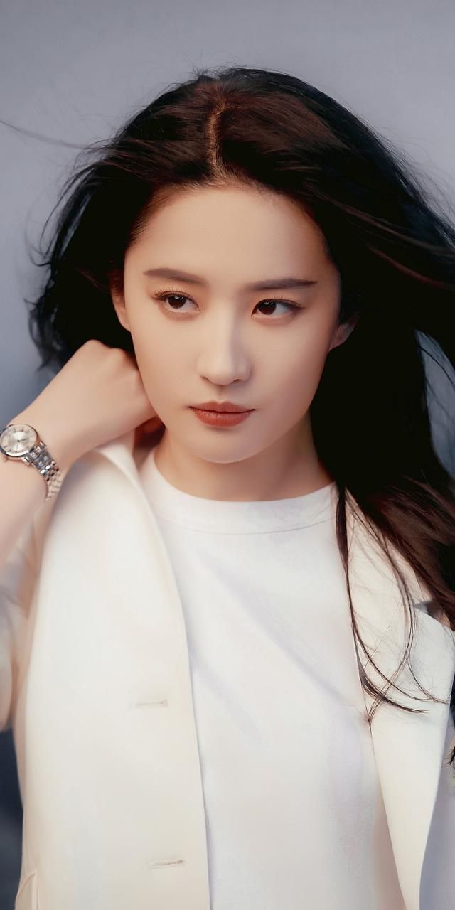 刘亦菲|33岁刘亦菲走红毯,颜值依然“惊艳”,闯荡好莱坞却意外错失了国内市场?