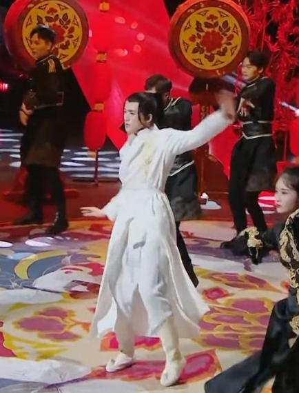 宋亚轩|关晓彤和181cm宋亚轩跳舞，看清她脚上穿的鞋，是对弟弟最大尊重！