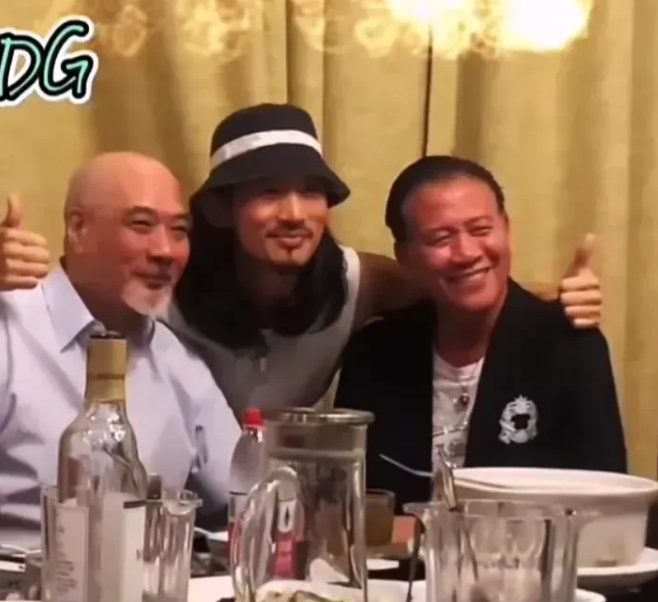 周润发|对比周润发的悠闲自在，再看万梓良和徐少强，不要太可怜！