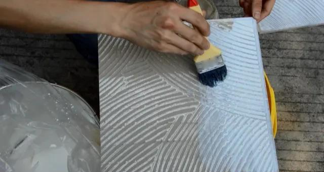 |厕所地砖上墙瓷砖怎么处理？