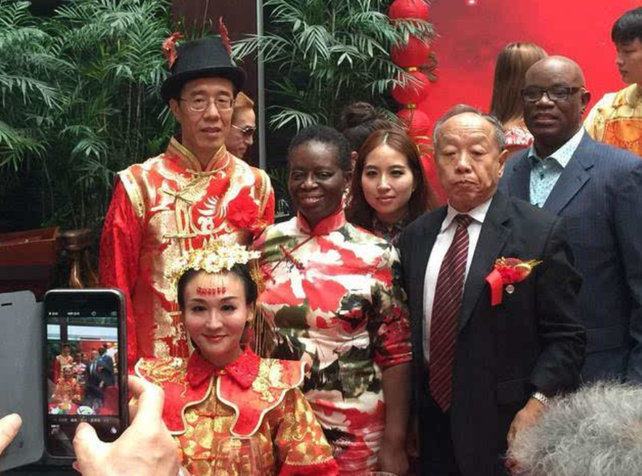 主持人|央视美女主持人，巅峰时远嫁美国，遭丈夫家暴，一年用一包卫生巾