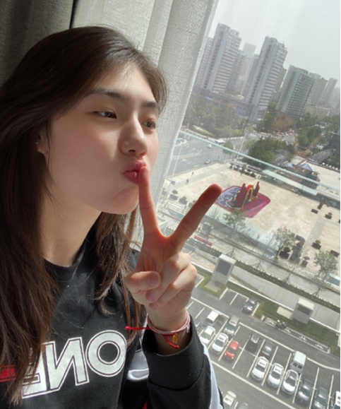 建军节|张雨霏妈妈，对她有着巨大的影响，妈妈亮相的时候，这颜值绝了