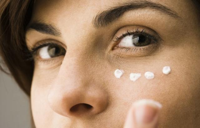 巫马玉龙 涂眼霜的四种错误方法,第四点大家经常犯,你是否也踩雷了呢?