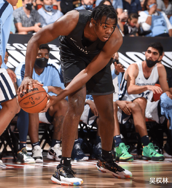 篮网队 3场狂抢28个篮板！篮网1换2交易一箭双雕，29号秀成内线终极答案