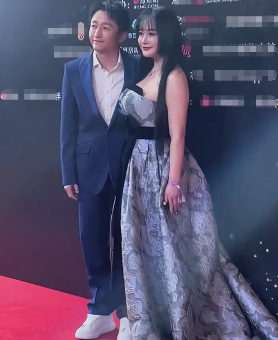 邹市明|邹市明妻子又“作妖”，现身红毯上半身吸睛，网友：邹哥该管管了