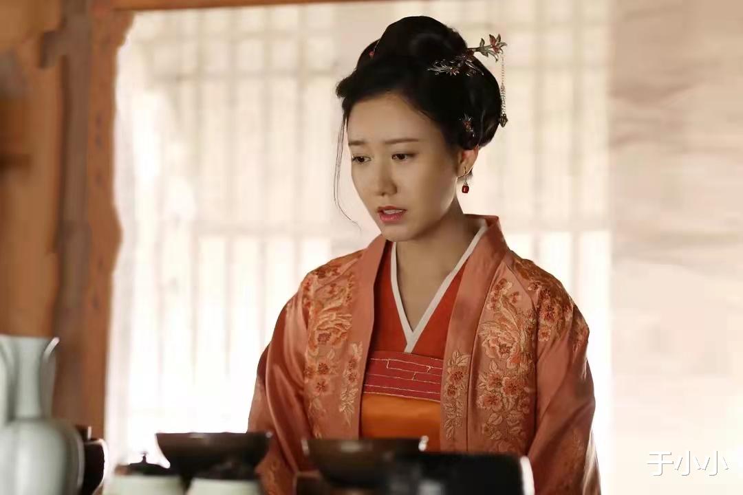 高露|17岁出道36岁走红，新剧搭档佟丽娅被怀疑是“大姨”