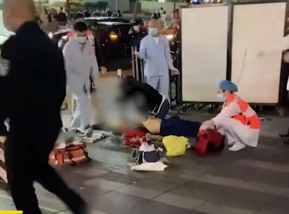 混过社会?广东被保安捅伤奔驰车主履历曝光,网友:想起昆山龙哥
