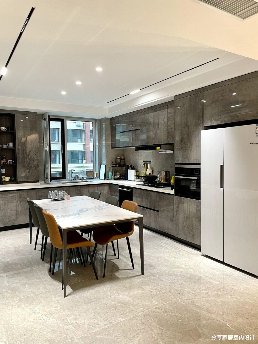 分享家居室内设计|入住三个月的新房,全屋干净又舒适,床底见光不见灯的设计很喜欢