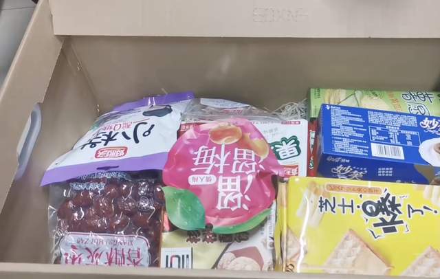 旺仔牛奶|六周年拉菲草女主现身：我们还在花爸妈钱，男友送这些并不寒酸