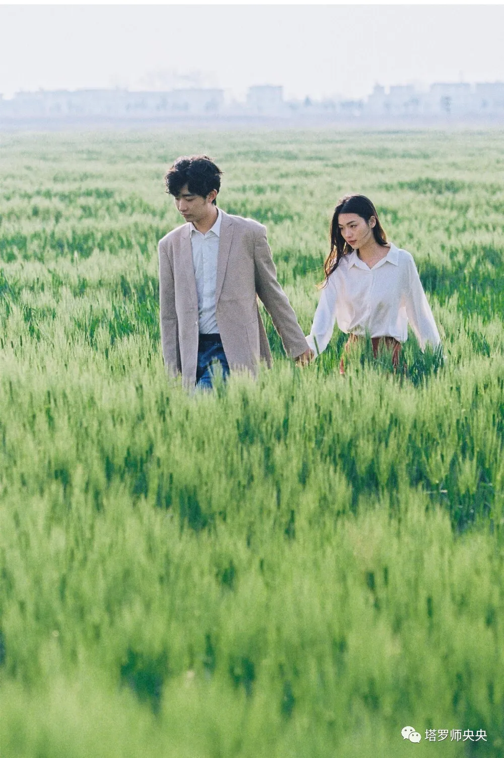 占卜师央央|塔罗牌占卜: 你还在情海里苦苦挣扎？拉你上岸的人出现了吗？
