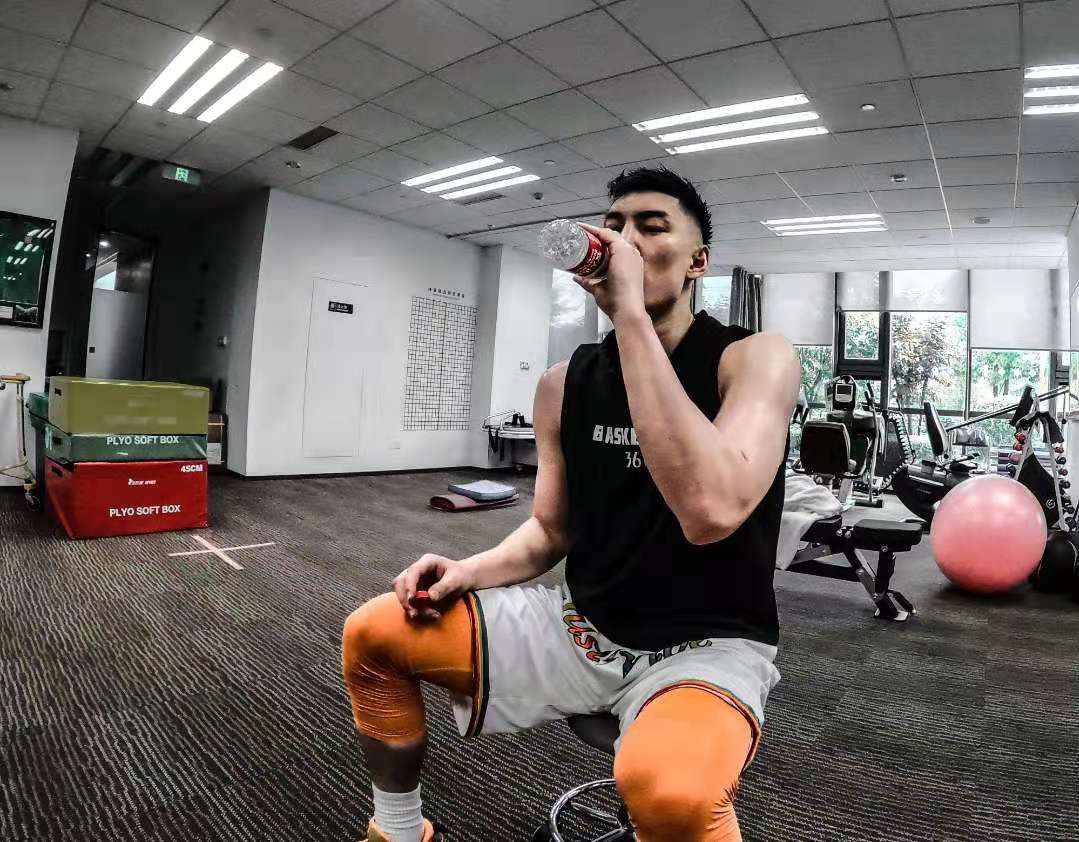 上海男篮|遭母队抛弃，被新东家“冷落”，29岁国手晒训练照，能否重回巅峰？