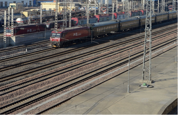 简简单单啊 为啥火车的屎尿要排到铁轨上？日积月累铁轨还能用吗？看完长见识