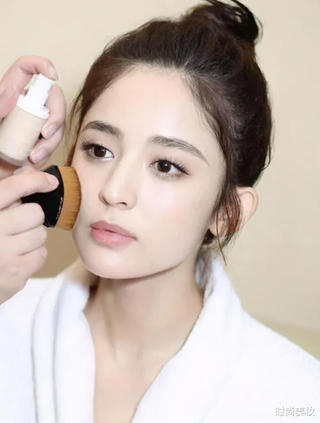 时尚美妆|为何明星上妆从不卡粉？看完化妆师的手法后，选对工具很重要
