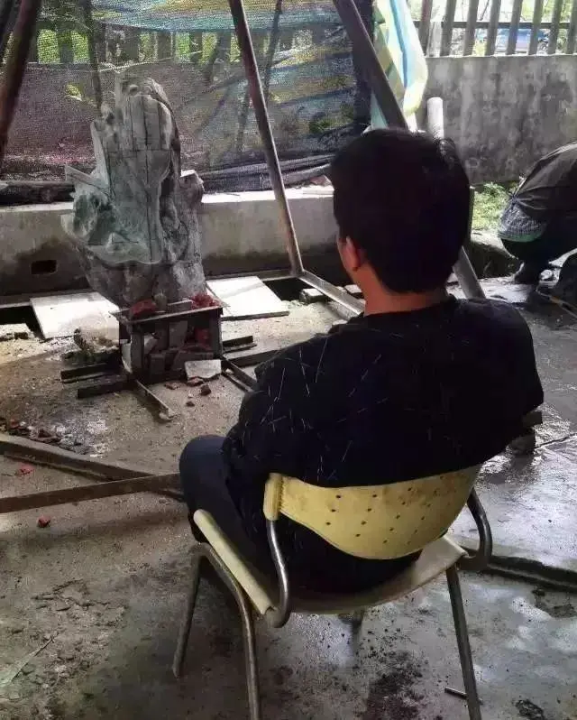 雕刻|雕刻师耗时4年，将100多公斤翡翠毛料雕成“马蜂窝”，暴涨千万！