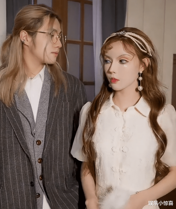 明星素颜|真人芭比迪丽拉素颜出镜，柳叶眉、尖鼻子，网友：老了可怎么办？