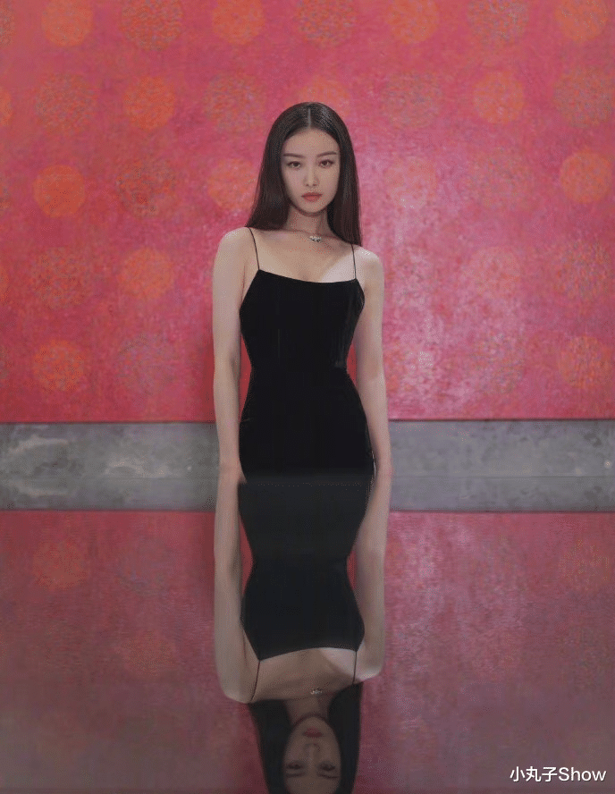 倪妮|倪妮、文佳煐PK魔鬼身材，同穿吊带裙韵味不同，基础款穿出高级感