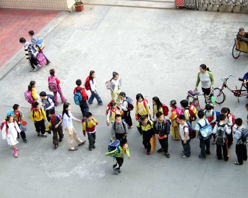 若女学生碰到人贩子，说“我不认识他”没用，3种方法路人会帮你