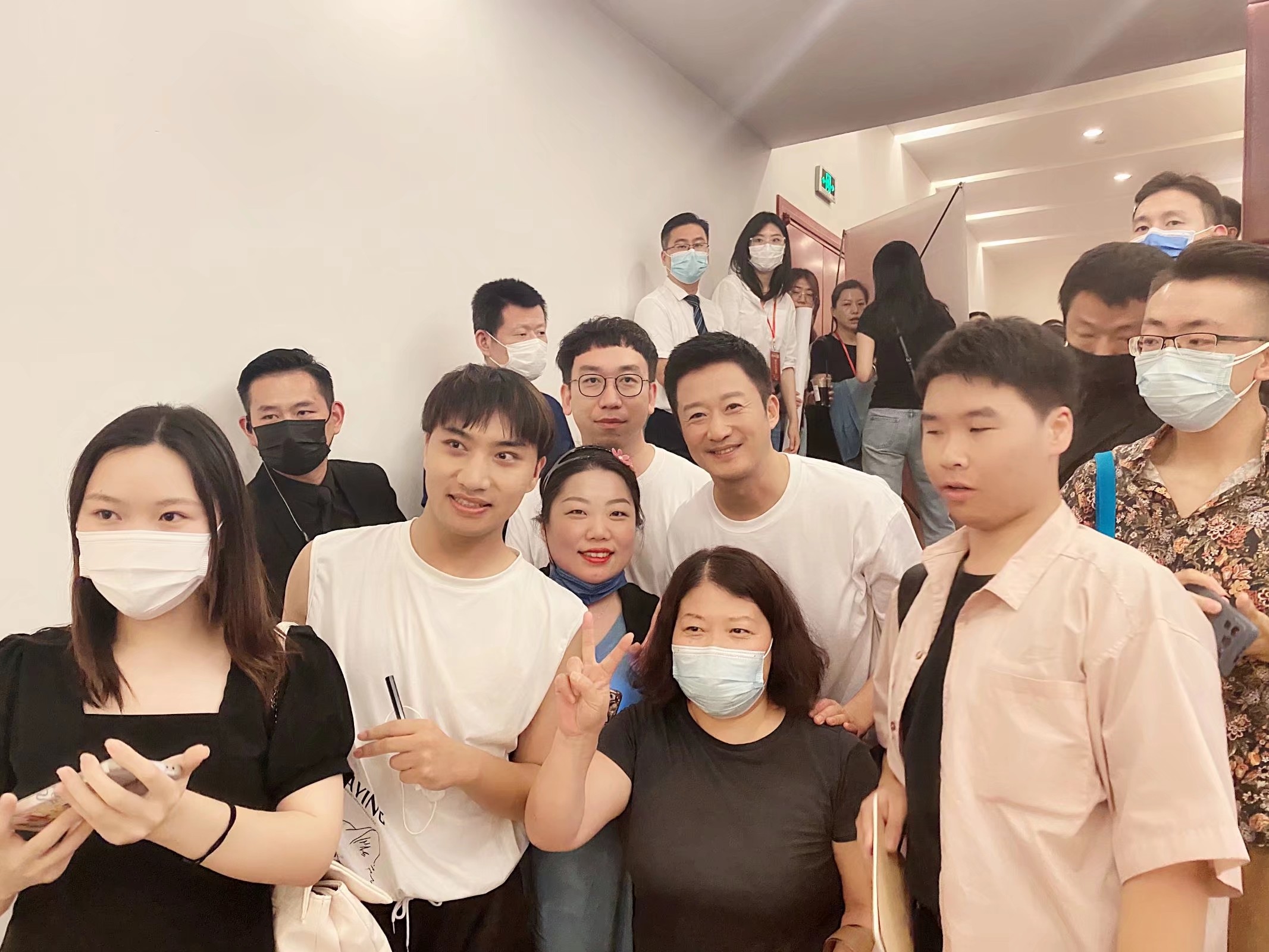 吴京|网友晒和吴京的合影照，吴京手扶网友肩膀笑容亲切接地气