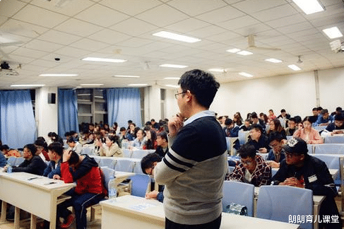 朗朗育儿课堂|年薪80万的研究生被亲戚“嫌弃”：工资高有啥用，不如当老师体面