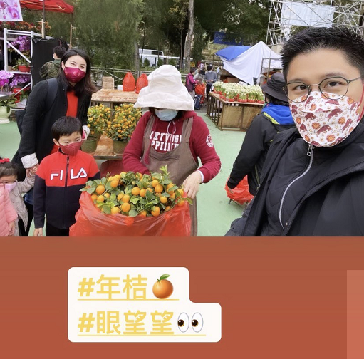 郭晶晶|霍启刚罕晒一家五口合照,郭晶晶背包照顾俩女儿,采购年货接地气