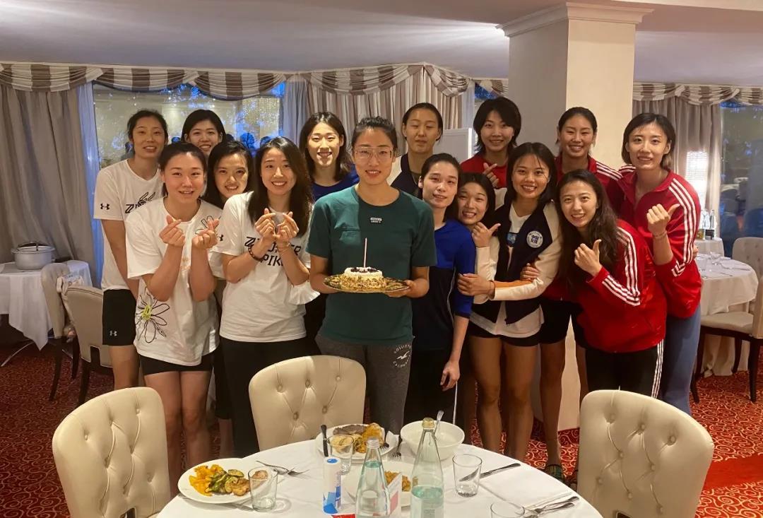 朱婷|中国女排全队为1人庆生，朱婷带队拍大合照，张常宁丁霞长发披肩