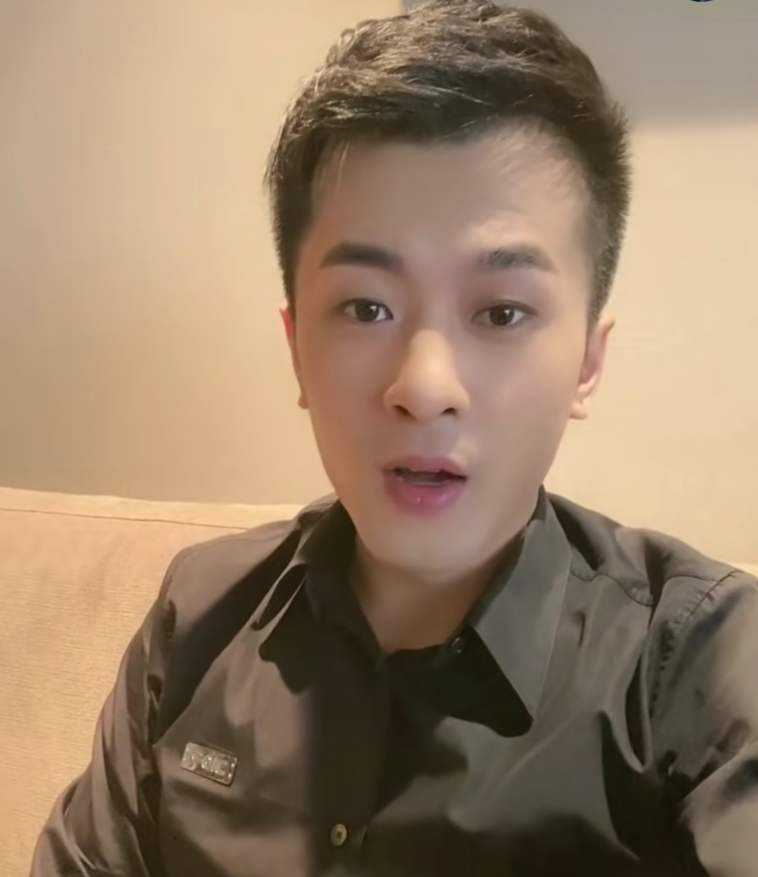 |辛巴高调复出！单膝下跪豪送5万台手机，网友：质量过关吗