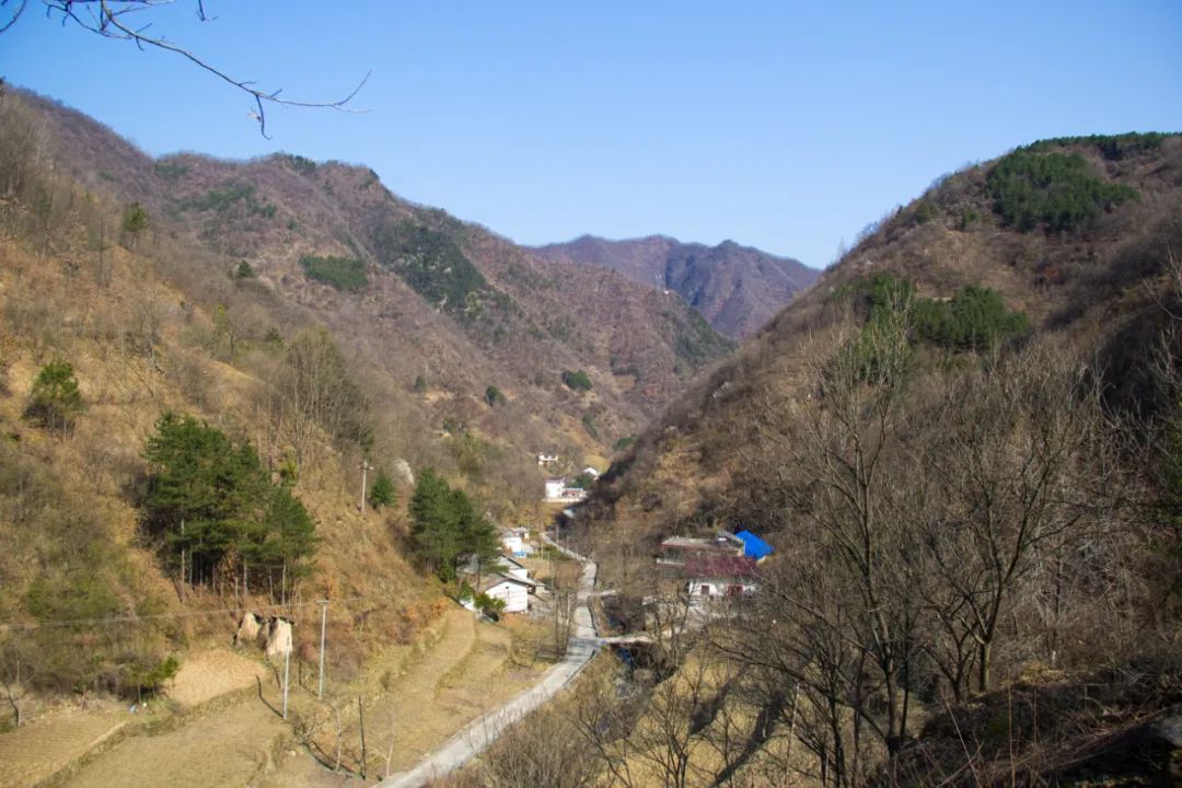 秦岭 景色平淡的秦岭小山沟，爬到高处拍了张全景，没想到竟还有了新发现