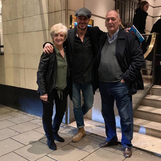 贝克汉姆|贝克汉姆晒合影宣布父亲再婚，62岁富豪继母改随夫姓