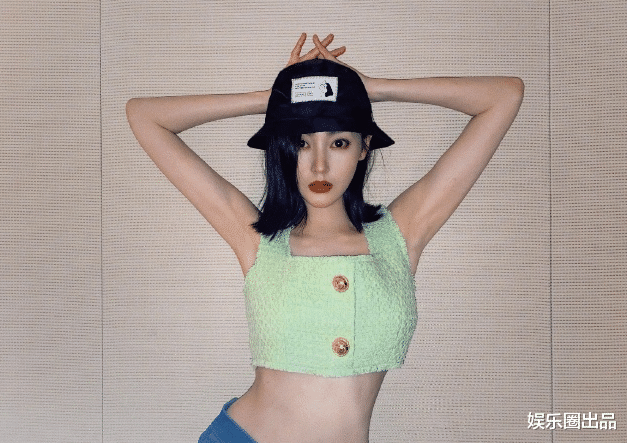 张天爱|张天爱520晒宾馆大片，着装清凉气质妩媚，摆拍姿势引起热议