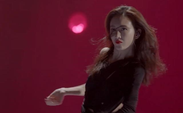 王鸥|王鸥跳舞遇到舞台事故，裙子被扯破，她的下一秒举动暴露真实素质