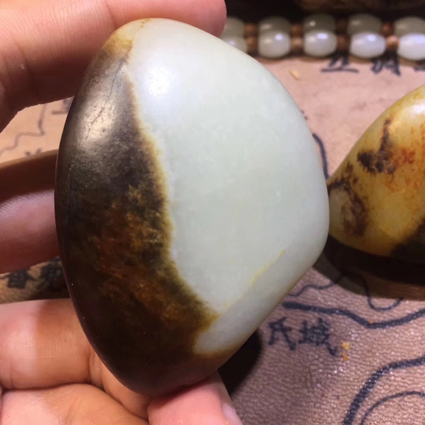 玉雕|和田玉到底是红皮还是黑皮？一直争论不休，知道真相的我瞬间汗颜！