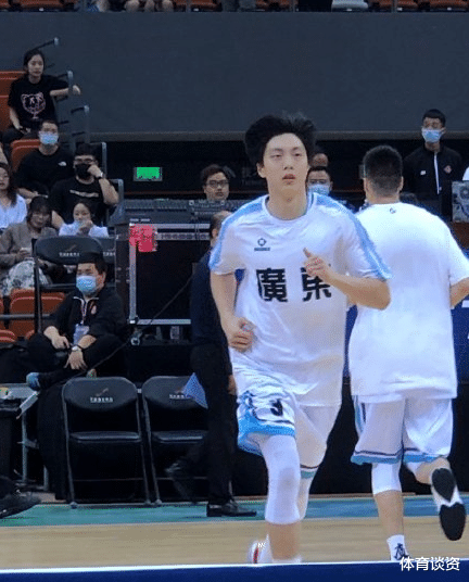 广东男篮|82分惨案!广东揭幕战太残暴,徐杰小胡45分还没发力,赵睿负责搬水