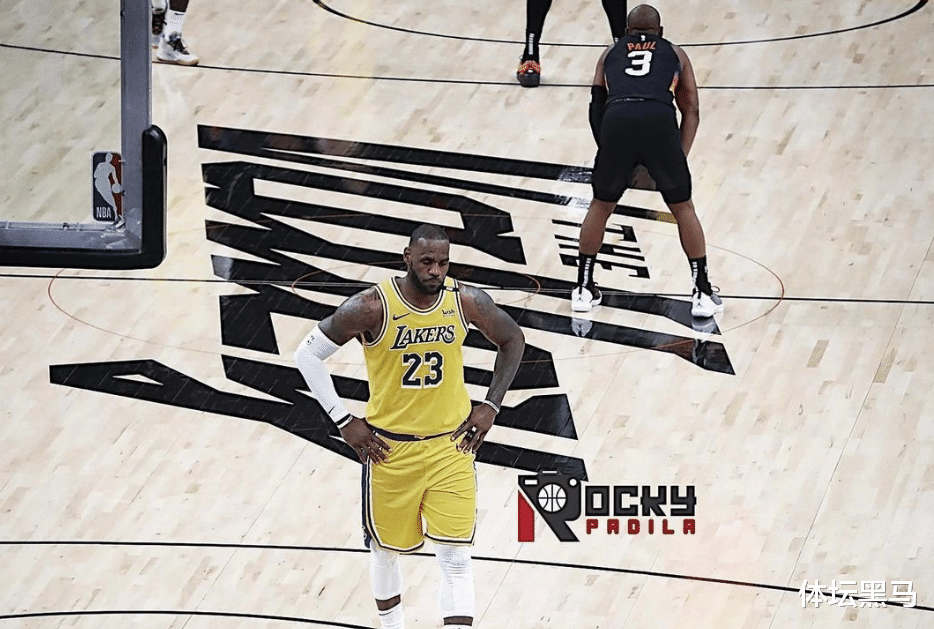 勒布朗·詹姆斯|真的是好兄弟？太阳锁定胜局，保罗在湖人替补席前模仿詹姆斯背打
