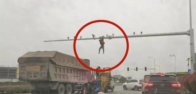 新晚报 千钧一发！监控杆上吊着一个人？！怎么上去的？