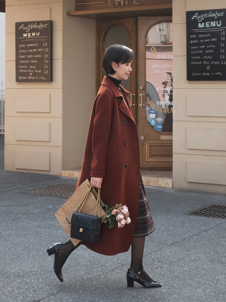 何有强 女人年过40不要刻意扮嫩,选好大衣轻松展现大女人韵味,端庄大气