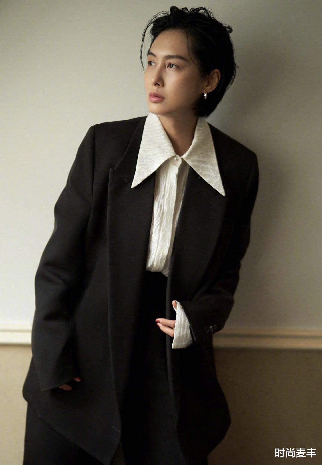 时尚麦丰|朱茵录制《请吃饭的姐姐》，军绿色露肩连衣短裙，魅力不减当年