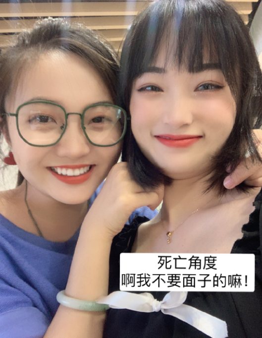 林妙可|林妙可毕业聚餐照曝光，和美女同学同框颜值出众，穿短裤秀美腿