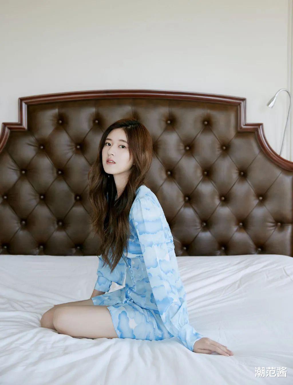 郑少秋|赵露思时尚搭配清纯甜美，不失可爱，你更喜欢蓝色还是黑色？