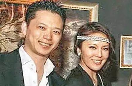 胡杏儿|“最丑港姐”幸福官宣生三胎，神仙爱情的“遮羞布”下：一地鸡毛