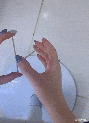 悬剑小女生 女生穿裙子出门的时候，千万不要站在强光下，大爷都惊呆了哈哈哈