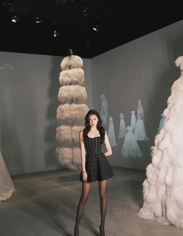关晓彤|关晓彤孟佳隔空撞衫小礼裙，大长腿优势很关键，谁的气质更胜一筹