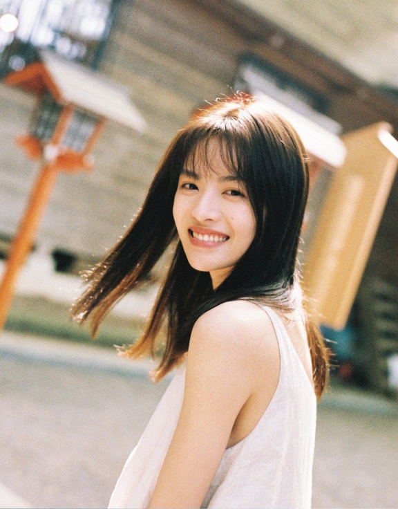 张哲瀚|谁红就搭谁，与肖战王一博张哲瀚的合作已完成，下一个是龚俊？