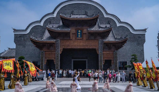 古镇 湖北一假古镇“未开先火”，斥资80亿建造，当地人表示很期待