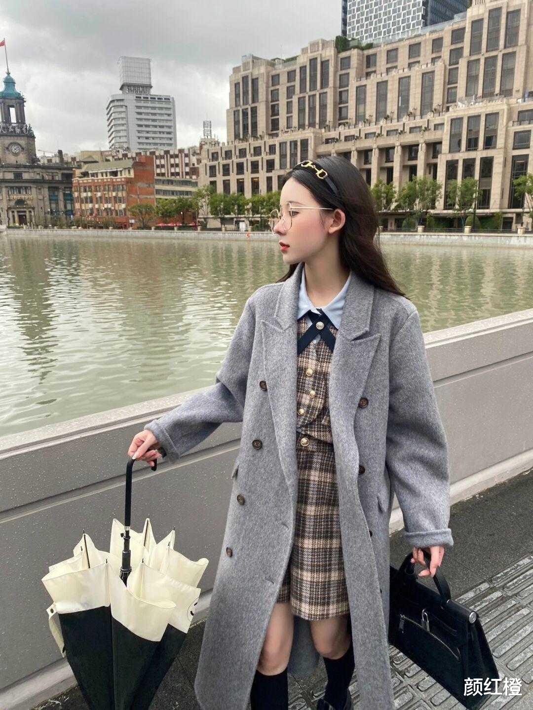 颜红橙 高级灰如何穿搭更显高级，这几款大衣别错过了，洋气精致又显气质