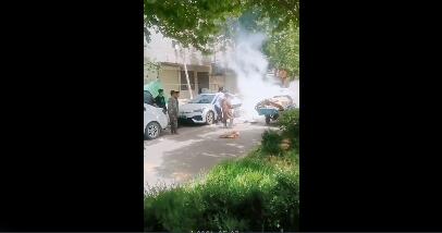 河南100度 电三轮着火，附近就是加油站和私家车! 危急时刻，他出手了