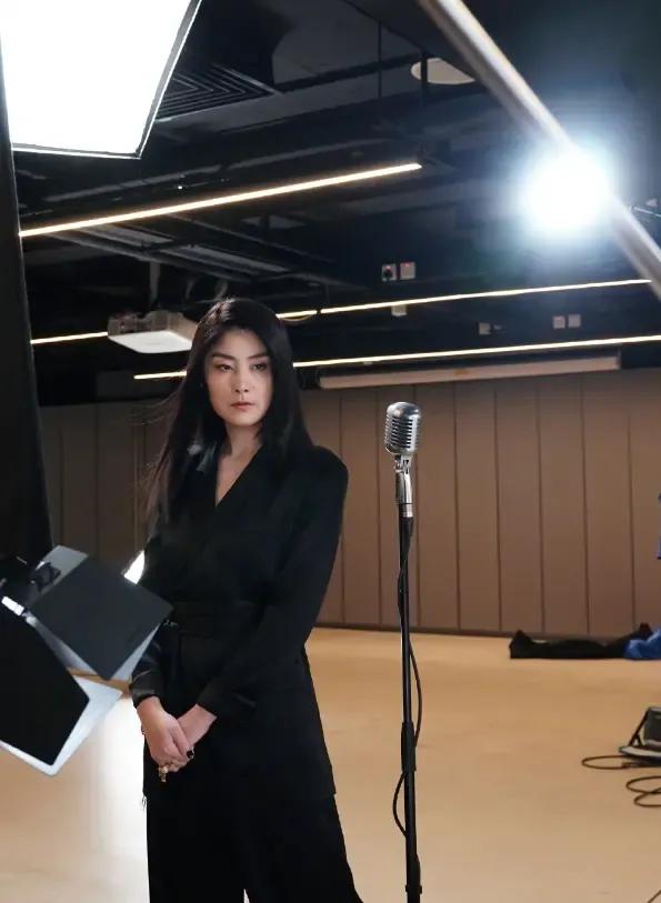 加菲猫说时尚|49岁陈慧琳近照曝光！一袭黑西装复工拍大片，脸变男相却超年轻