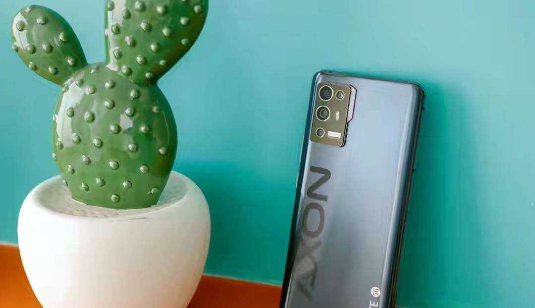  友商心动价2998元，骁龙888+256GB+120Hz高刷，还有6400万双主摄