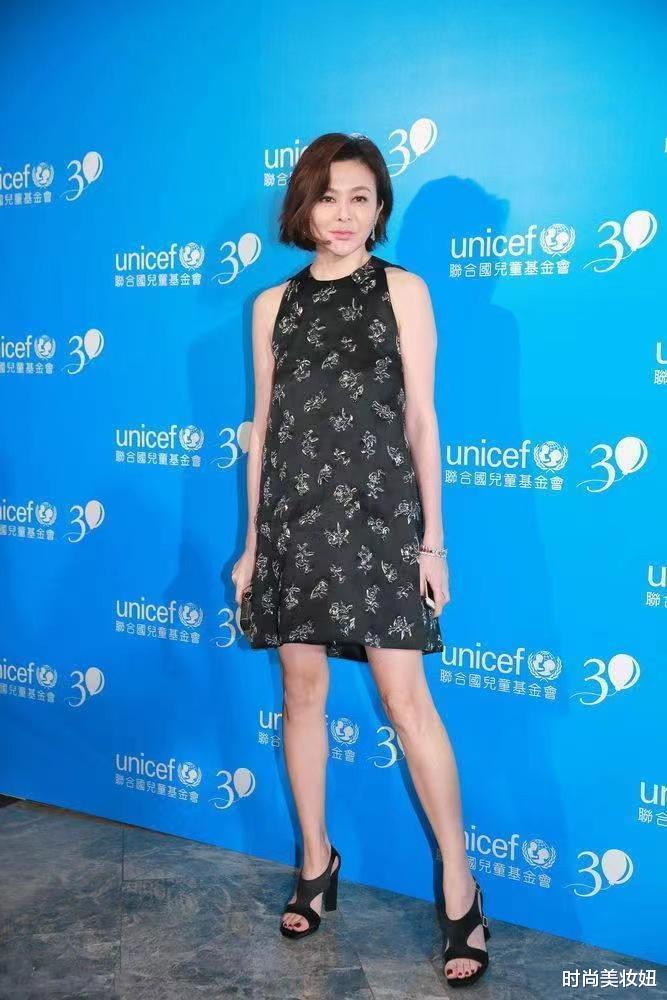 |58岁关之琳真有少女感，穿印花连衣裙配短发，哪像是奶奶辈的人