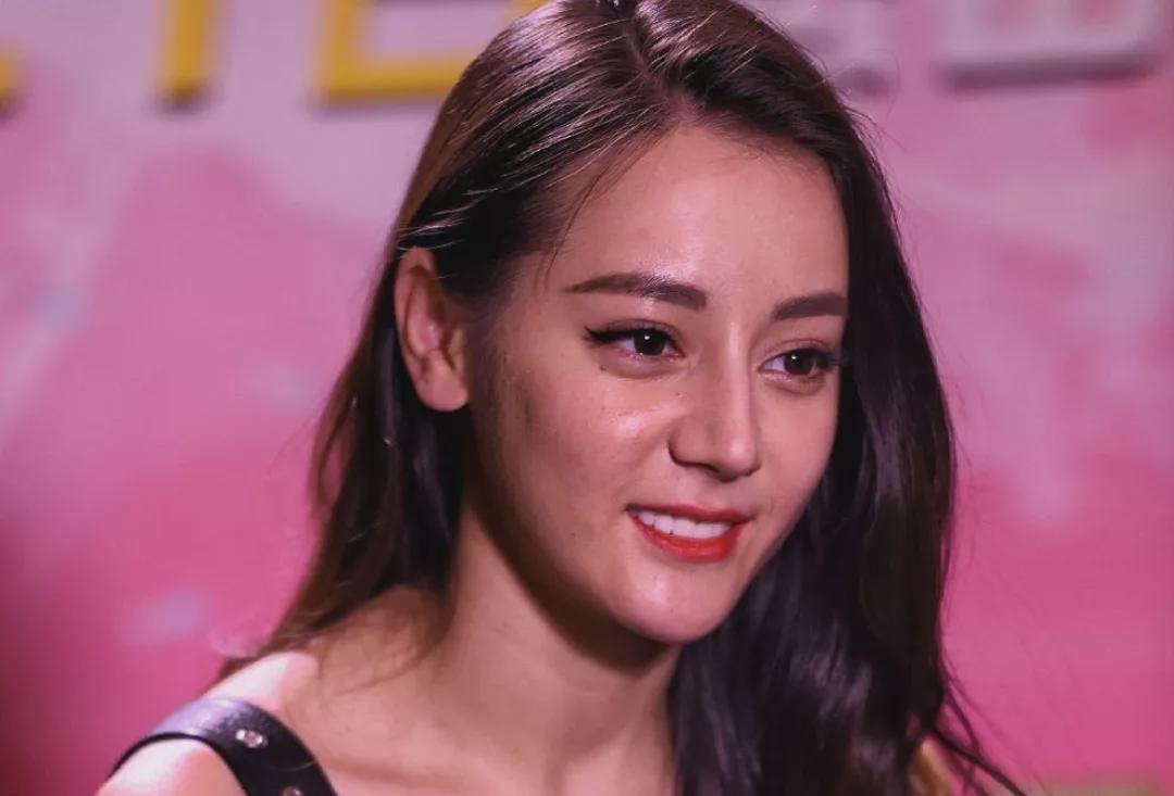 迪丽热巴|迪丽热巴大量未修图曝光，脸上闭口一堆，大腿皮肤粗糙